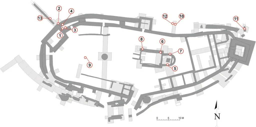 Ubicación de las muestras de mortero (Inv. 1 – 13) tomadas de la fortaleza medieval de Feldioara durante las excavaciones de 2013-2016 (autor: SO Dobrotă). Crédito: Marcu-Istrate, D., et al., 2026
