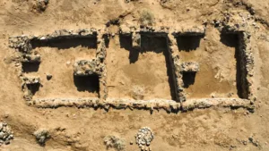Rare ‘Ratl’ Stone Weight Found at Early Islamic Mining Settlement in Saudi Arabia