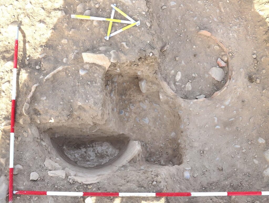 
Iskandar Tepa, trench IT21-03/04. Khum vessels B (right) and C (left). Photo by J. Kysela.Credit: Stančo, Kysela, Tencer, Milo, & Shaydullaev, 2026