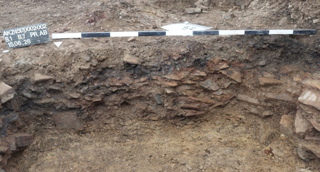 Red and black layers in the excavation profile indicate repeated episodes of intense heating at the site. Credit: LWL/F. Geldsetzer