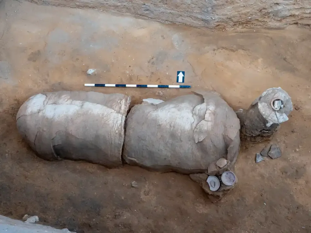 ‘Double-pot’ burial in Area H. Credit: Assaf Peretz, Israel Antiquities Authority. Credit: Uehlinger, C., et. al., 2026