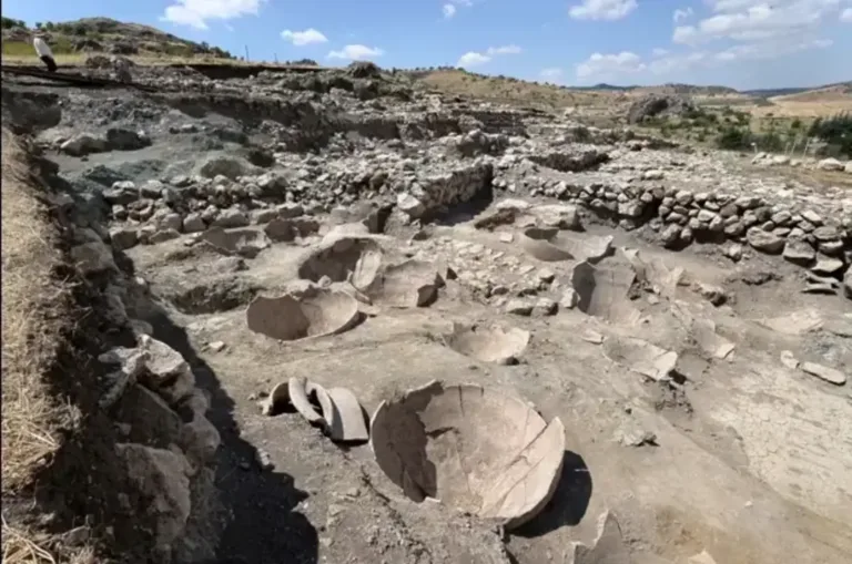 16 Massive Jars Reveal a 3,800-Year-Old Trade Center in Central Türkiye