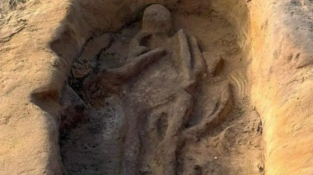Silver and copper bowls and glass beads recovered from the excavation, alongside detailed sand silhouettes revealing an adult and child buried together. Credit: Oxford Cotswold Archaeology