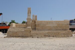 Chersonesos Unearths a Girl’s Gold, Rouge and Perfume After 1,900 Years