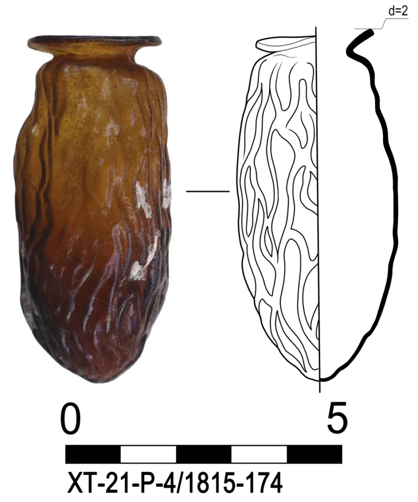 
Date-shaped glass vessel. Credit: Photo courtesy of Viktor V. Vakhoneev 