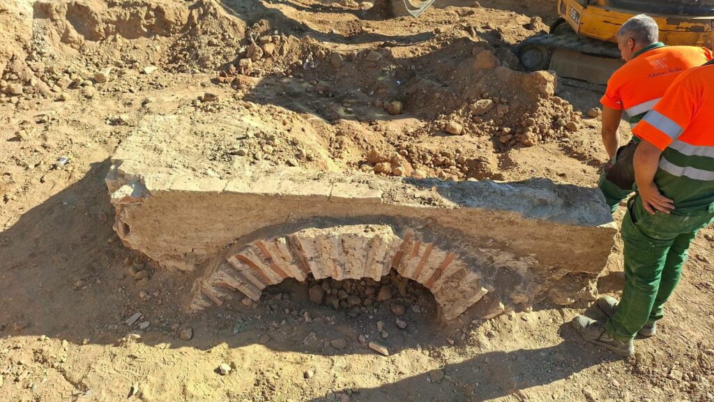 Workers exposed the structure while improving the roundabout on the road leading to the Ermita de la Virgen de Gracia.