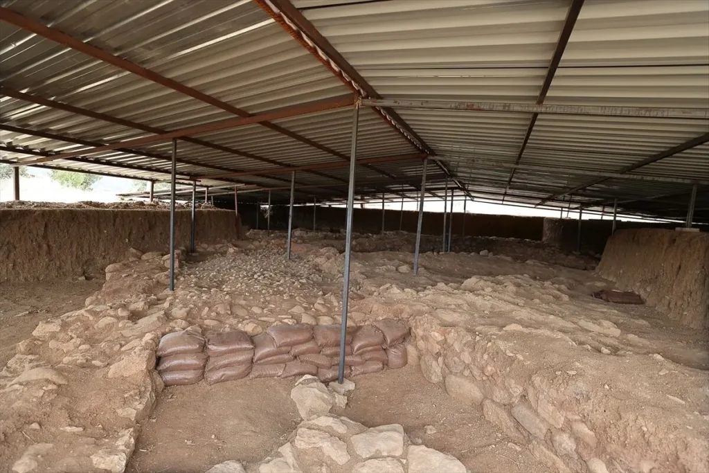 Excavation director Önder İpek said archaeological research and carbon dating indicate that the building was constructed in the 1380s BC. Credit: Kemal Ceylan / AA