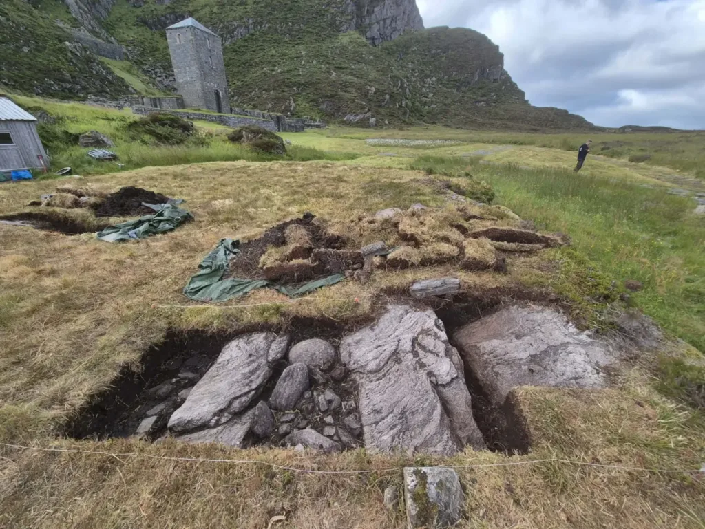 The newly discovered wall foundation, roughly two metres wide, has so far been traced across thirteen metres of terrain data. Credit: Regin Meyer / NIKU