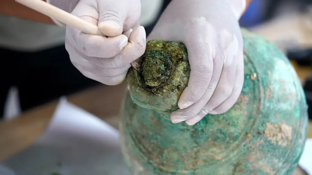 The bronze bottle's distinctive "garlic-shaped mouth" is consistent with vessels used by the Qin people to store alcoholic beverages. Credit: Ruru Chen - National Cultural Heritage Administration / 国家文物局