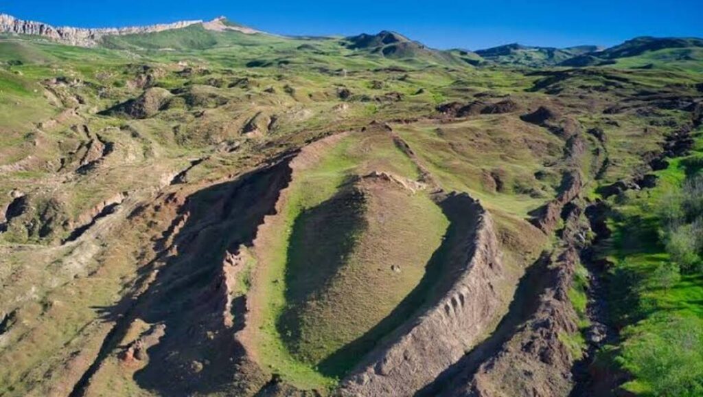 Aerial view of the boat-shaped Durupınar Formation near Doğubayazıt in Ağrı Province, eastern Türkiye. The site has been associated with claims about Noah’s Ark since the late 1950s and remains the focus of ongoing archaeological and geophysical research. Credit: Noah Ark Project