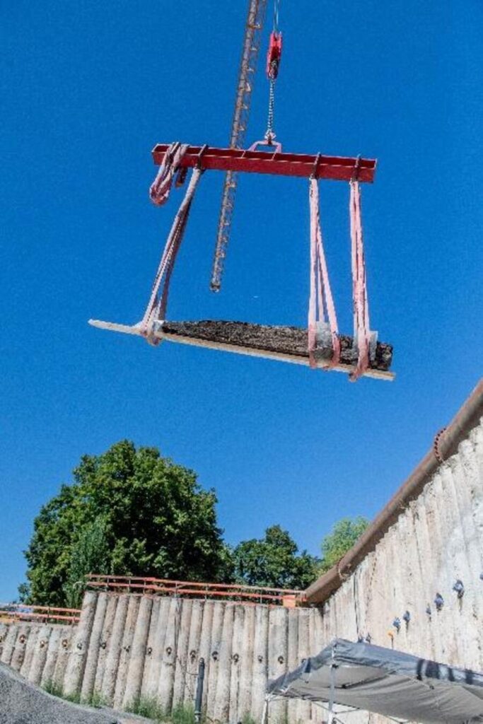 One of the ancient oak beams is lifted from the excavation by crane during the recovery operation. Credit: Björn Friedrich / BLfD