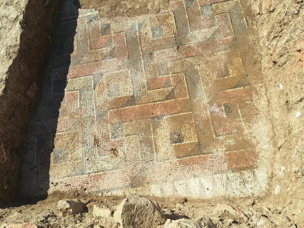 Geometric fourth-century mosaic floor uncovered at Qesarat near Tepelenë.