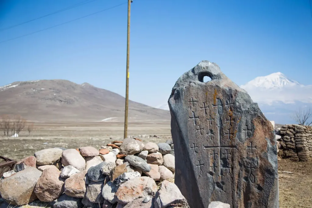 Large carved drogue stone with a hole near its upper end, located northwest of the Durupınar Formation in Türkiye.