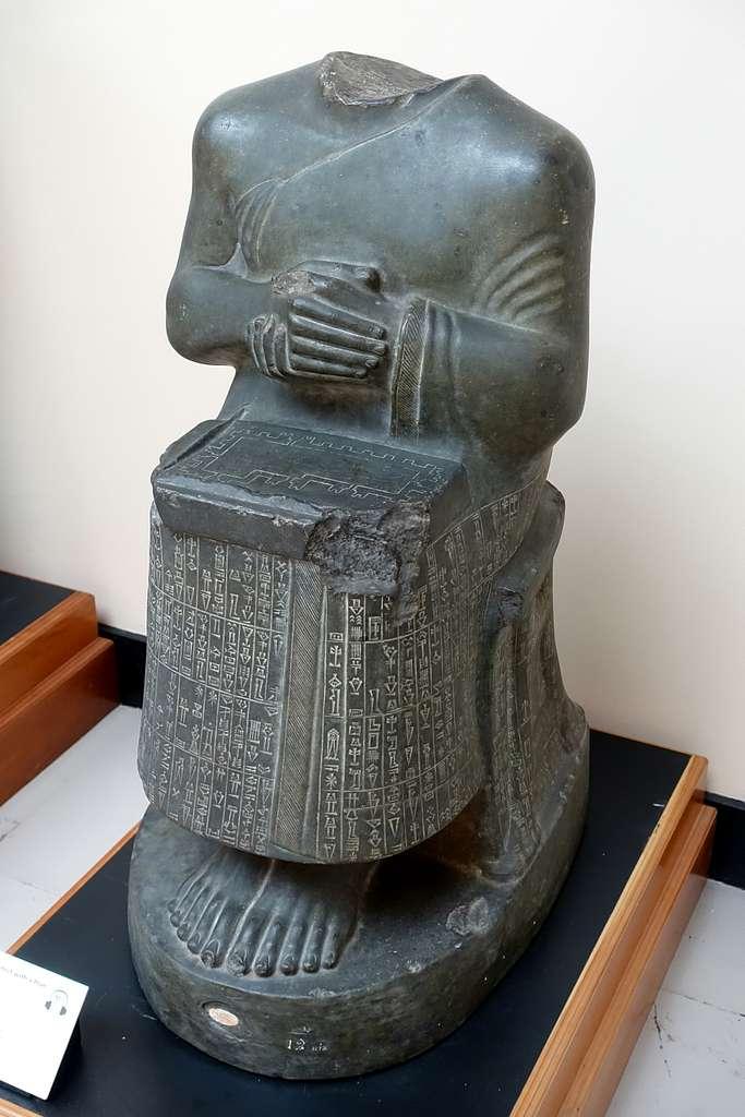 Detail of the Neo-Sumerian statue of Gudea, ruler of Lagash, dating to around 2120 BCE. The tablet resting on his lap bears a clearly recognizable architectural plan, providing a much later but unambiguous example of architectural representation in Mesopotamia. Credit: Musée du Louvre.