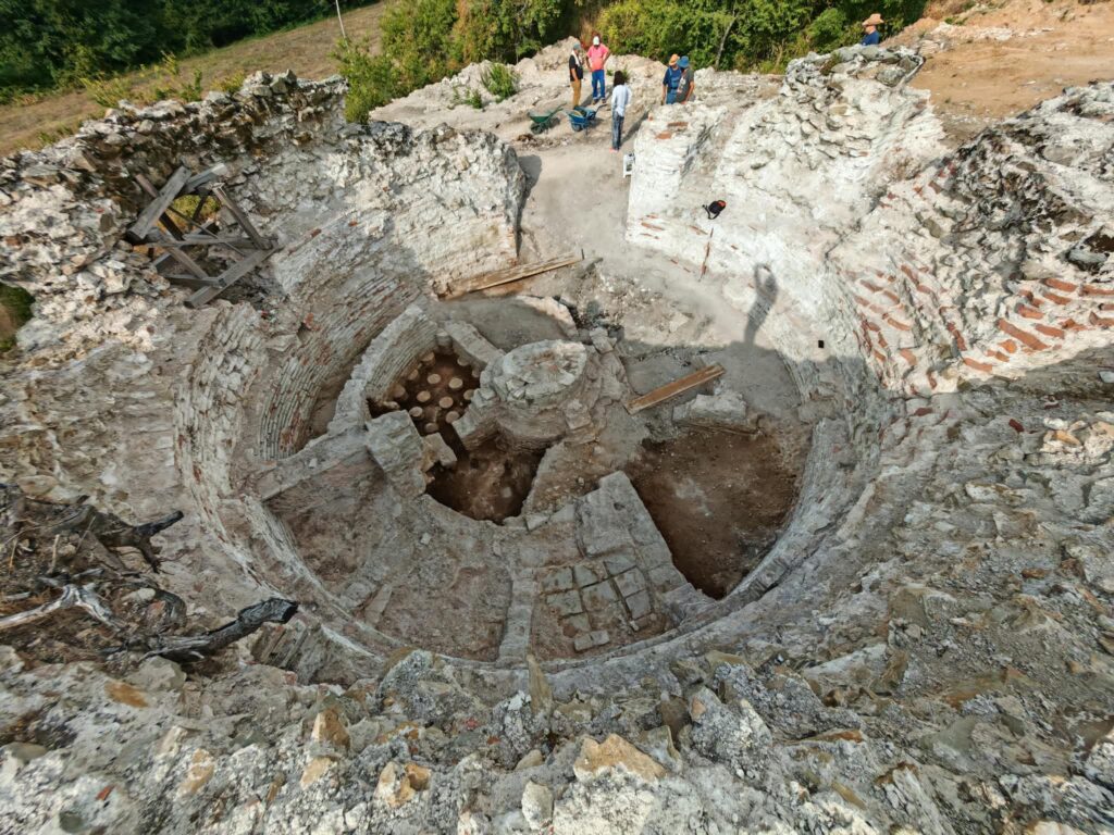 The newly discovered Roman imperial bath built into the south-western corner tower of the palace at Vrelo–Šarkamen, with parts of its circular plan and hypocaust heating system visible. Photo courtesy of Marija Jović.
