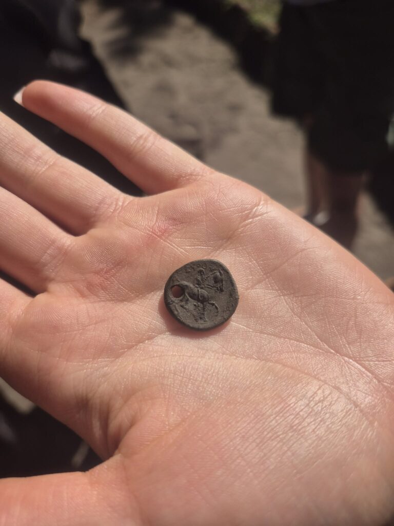 Obverse of the bronze coin of Seuthes III discovered at Łysa Góra. Credit: B. Kaczyński.