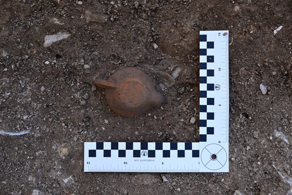 A ceramic oil lamp found in situ in Grave 137, one of the cremation burials excavated at the Hortus Metrodori necropolis in Salona. Credit: Archaeological Museum in Split.