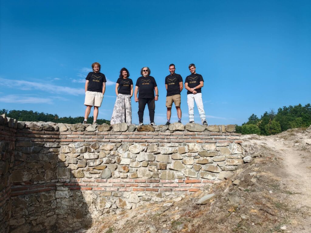 The Vrelo–Šarkamen excavation team behind the remarkable discovery of the Roman imperial bath, whose interdisciplinary fieldwork is revealing the complex architecture of the Late Roman palace. Photo courtesy of Marija Jović.