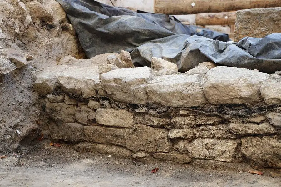 Excavated section of the possible Gallic defensive wall beneath the Hôtel-Dieu in Paris.