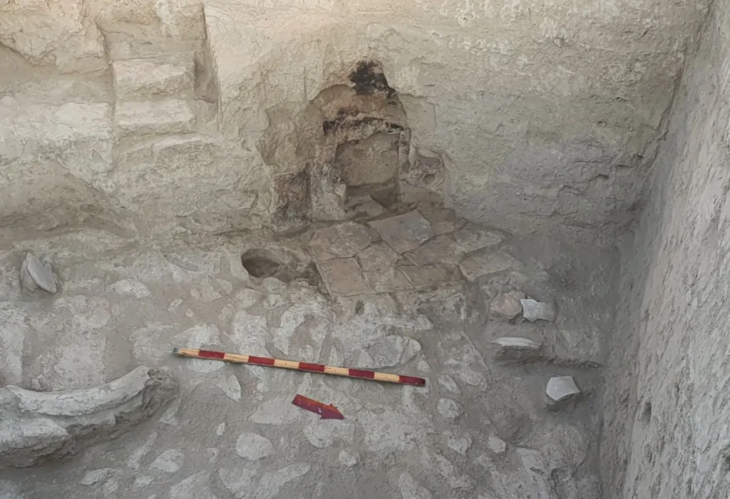 The ritual altar uncovered in the northeastern part of Odirmon. Traces of repeated burning and renewed plaster layers suggest that the structure remained in use for an extended period.