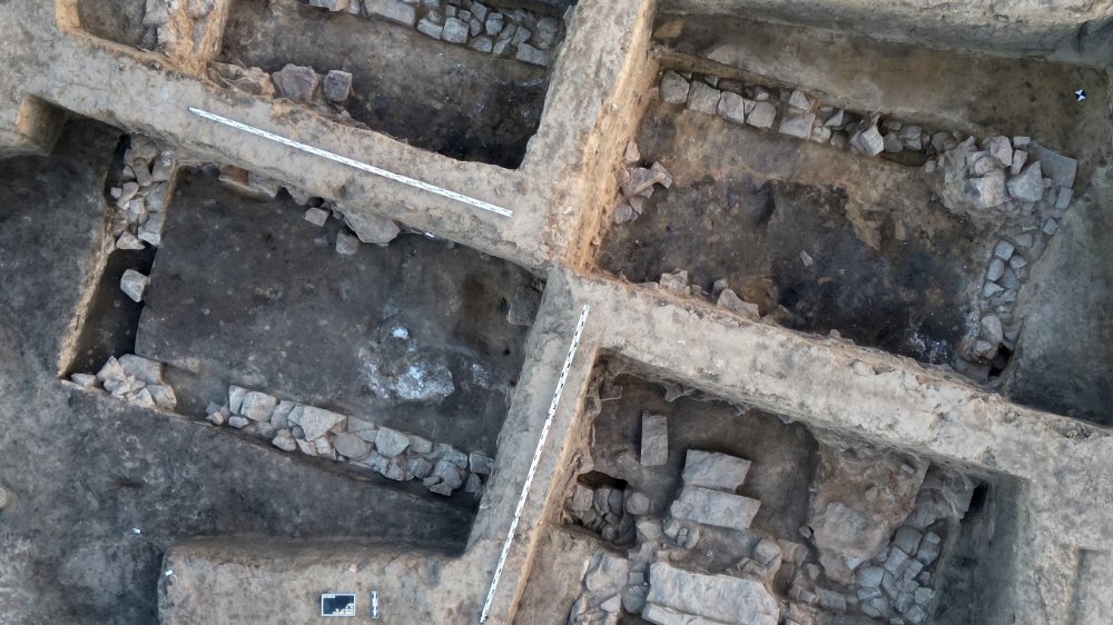 Aerial photograph of archaeological excavations at Helfta, showing the cemetery of St. Radegund’s Church and foundations of the 10th-century Ottonian royal palace.