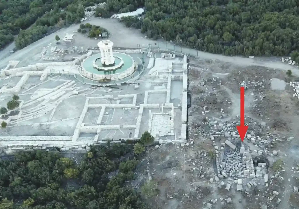 Aerial view of the ancient city of Kibyra in Türkiye, with a red arrow indicating the discovery site of the 1,800-year-old oracle monument.