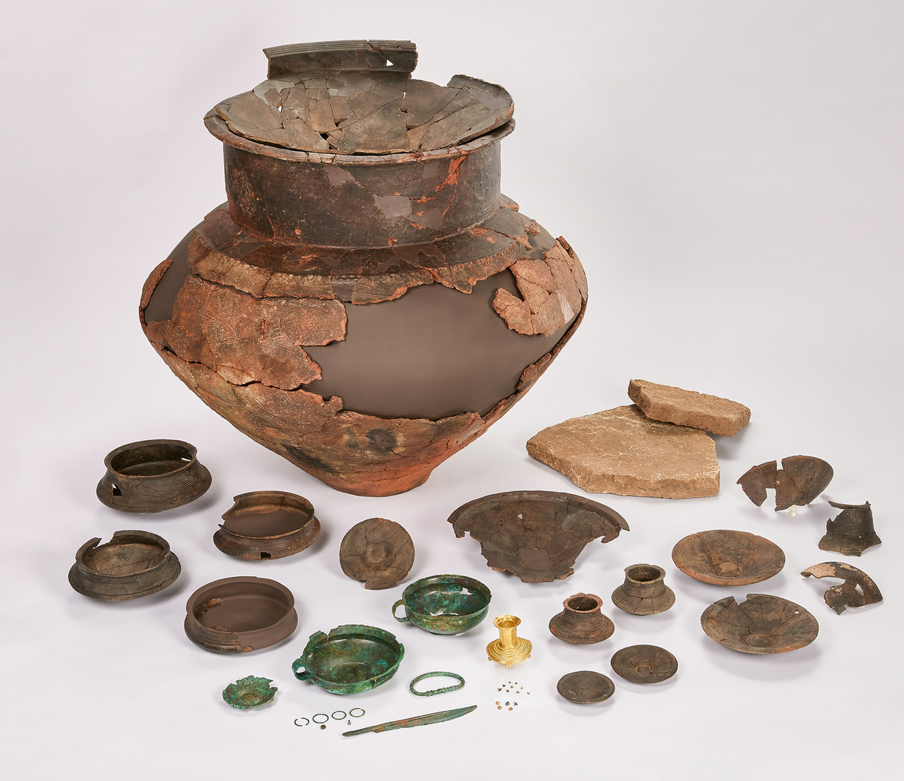 Mysterious Gold Artifact from Bronze Age Grave Challenges Earlier ...