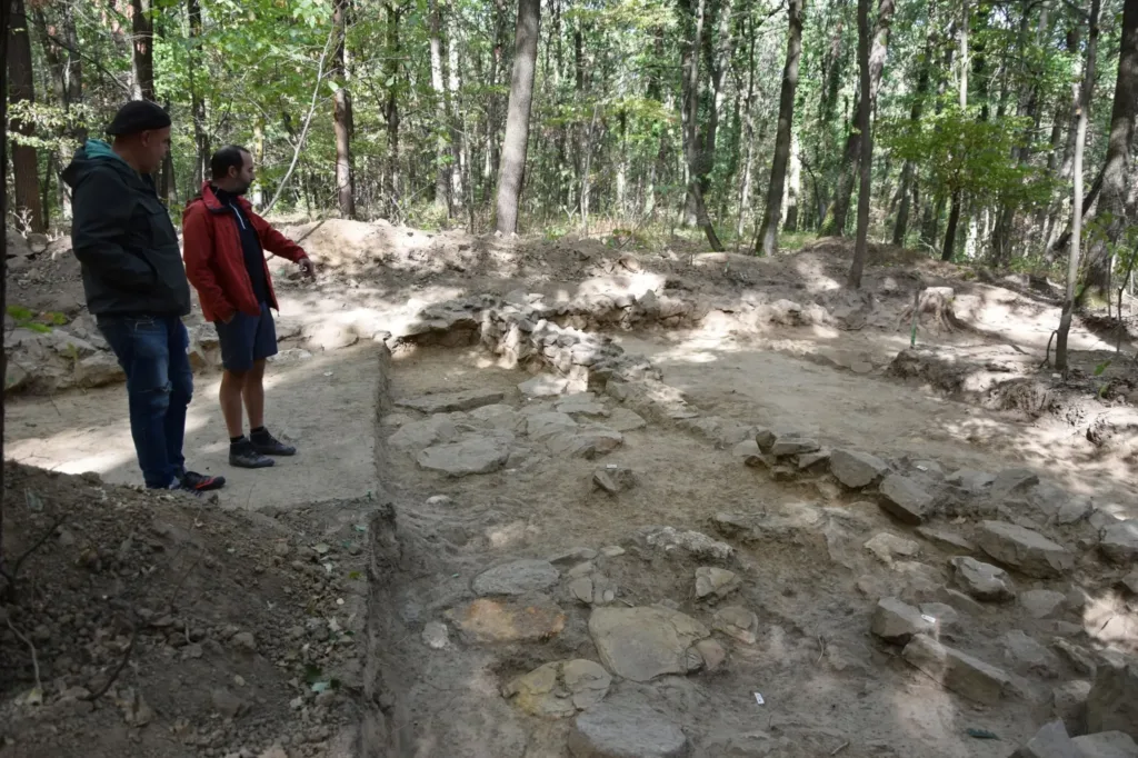 
Building E at Pilisszentiván–Hárs-erdő, where excavations revealed residential spaces, stone-paved surfaces and a well-preserved collapse layer.