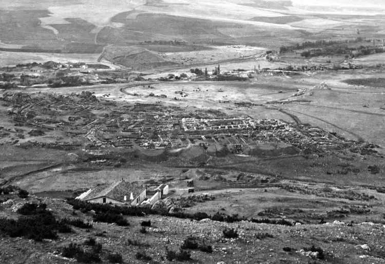  Panoramic view of the ancient city of Hattusa, with excavated architectural remains, stone foundations and the rugged landscape of central Anatolia.