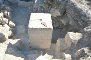 Ancient Fortune-Telling Instructions Found on 1,800-Year-Old Stone Oracle Monument in Türkiye’s Kibyra