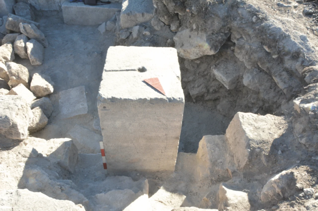 Photograph accompanying Oracle pillar from a Kibyra chapel wall ties the city to a regional knucklebone tradition