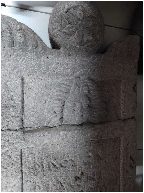 Roman-era funerary stele from the Niksar Leylekli Bridge necropolis, featuring a Medusa head above a six-line Greek inscription.