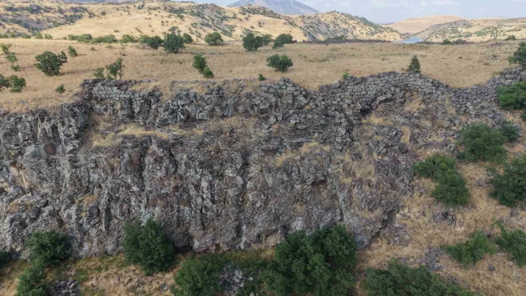 
Fortress walls surviving along rocky terrain near Mescidli village in Muş.
