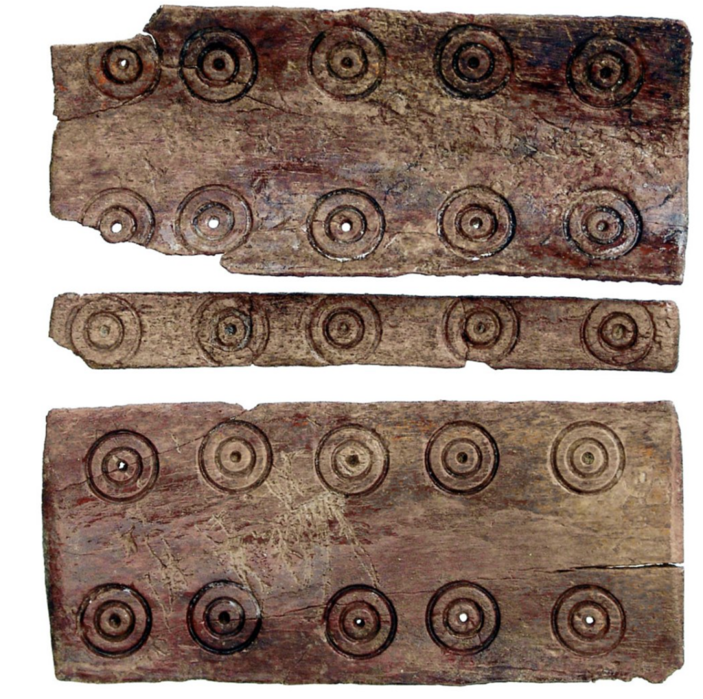  Decorated bone box fragments with circle-and-dot patterns discovered in a seventh-century Avar woman's grave.
